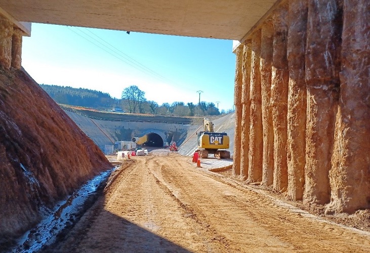fotografía-del-tunel-de-oural-boca-norte-y-paso-inferior