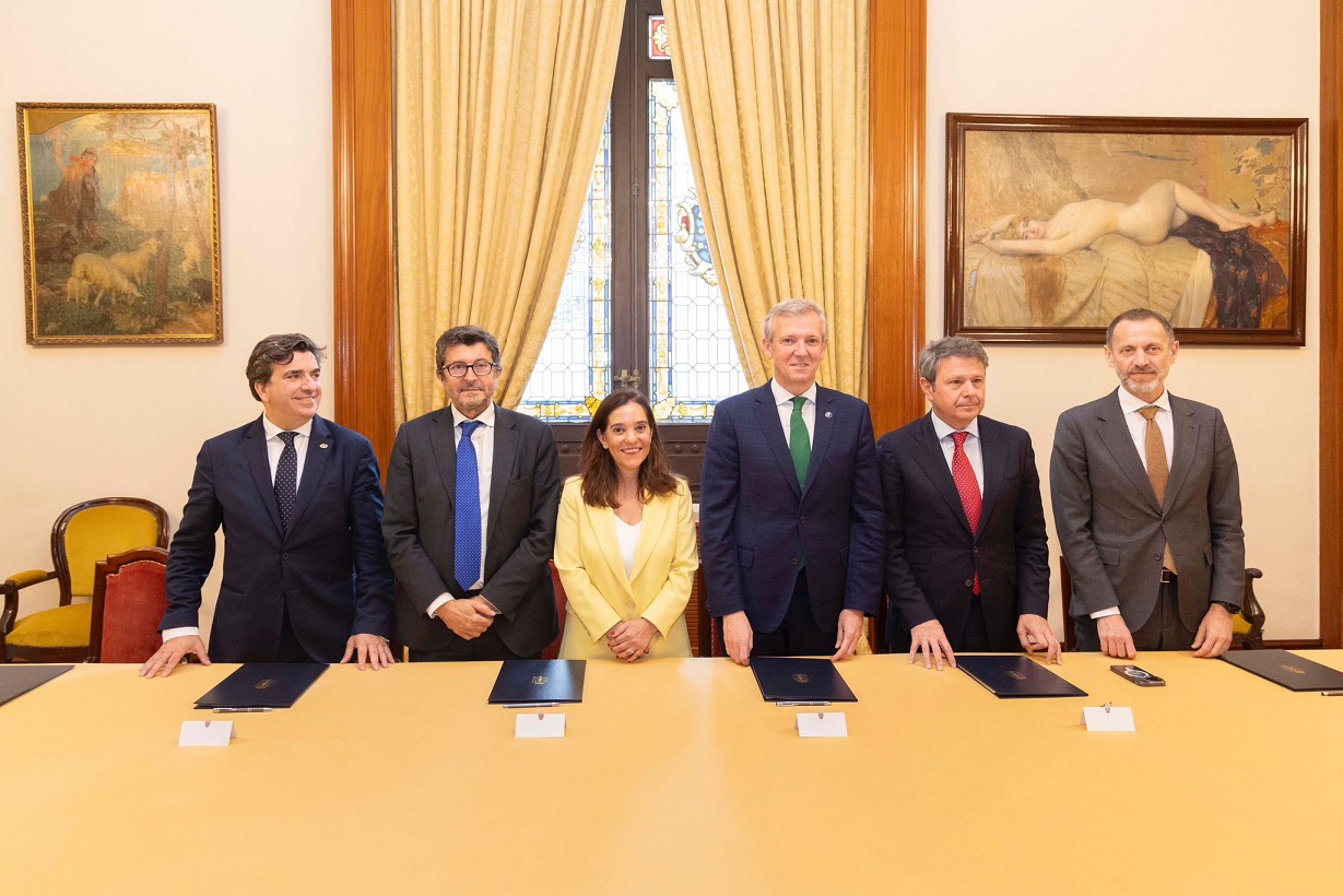 Representantes de las instituciones que han firmado el protocolo para impulsar la reordenación de la fachada marítima de A Coruña