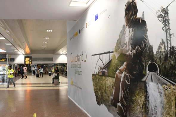 Proyecto Madrid - Chamartín Clara Campoamor. Paneles decorativos e informativos que limitan la zona de obra.