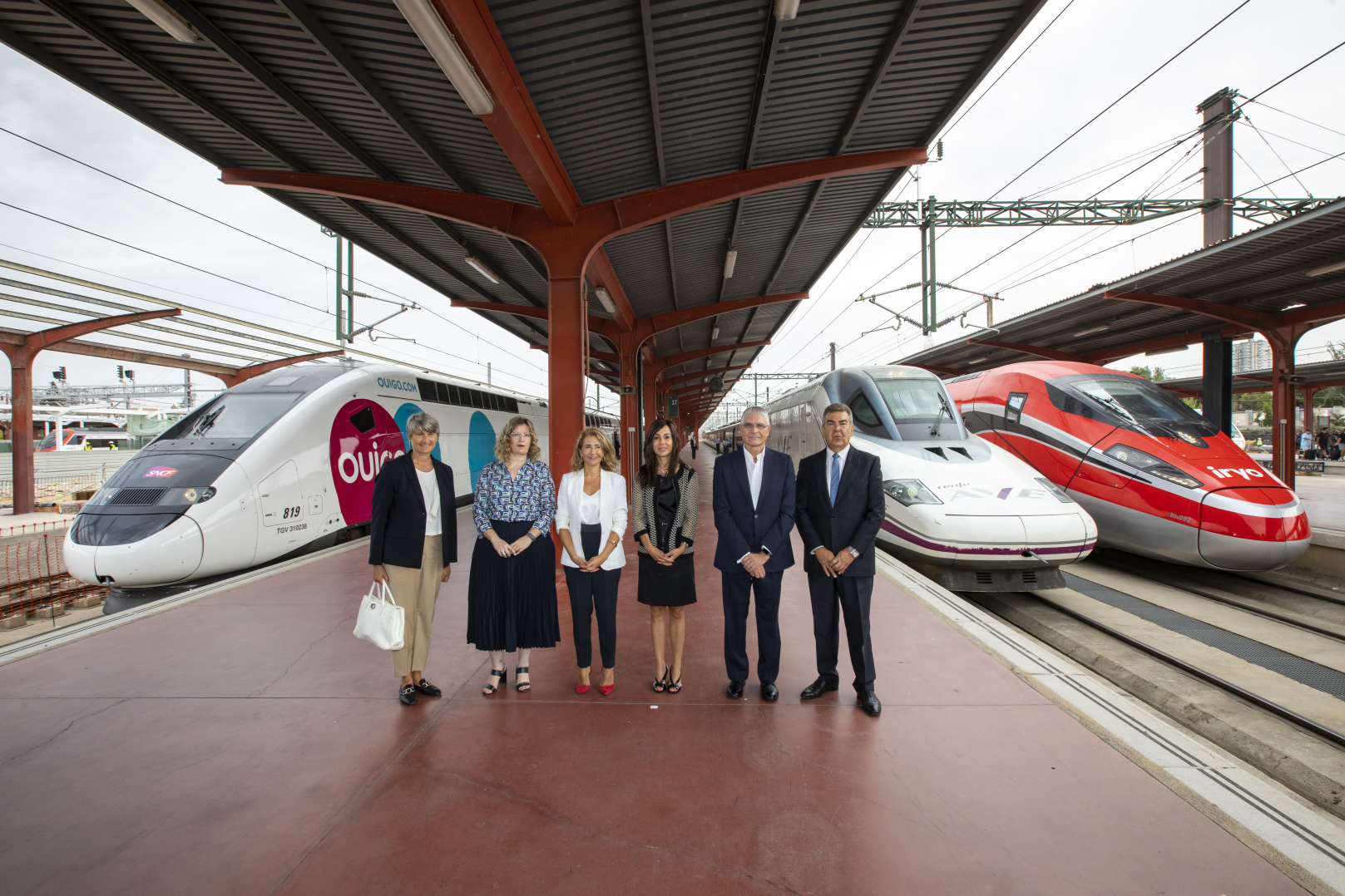 En el acto de inauguración previo a la puesta en servicio estuvieron presentes, además de la presidenta de Adif, María Luisa Domínguez, la ministra Raquel Sánchez (MITMA) que presidió el acto, la secretaria de estado Isabel Pardo de Vera y representantes de las tres empresas operadoras.