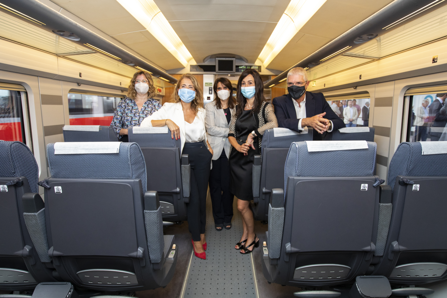 Finalizada la presentación, visitan los trenes de las tres operadoras, estacionados en Madrid Chamartín - Clara Campoamor, con motivo de este acto.