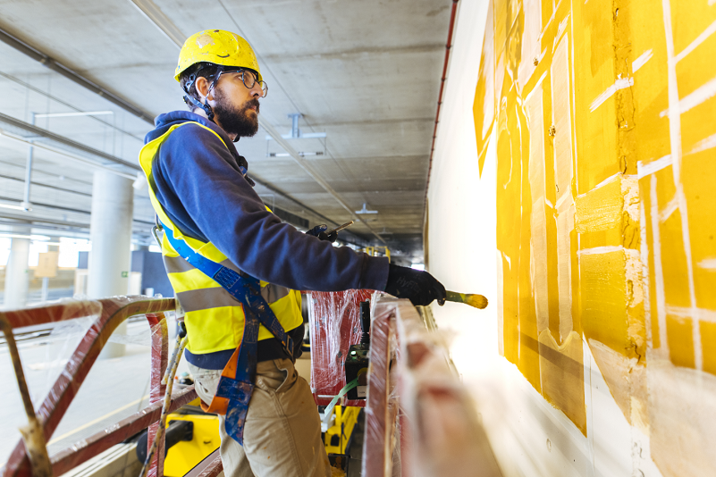 Octubre 2022. Estación de Sant Andreu. Los artistas Miquel Wert y Roc Blackblock trabajan en su obra. Operación La Sagrera-Sant Andreu. #TransformemRodalies