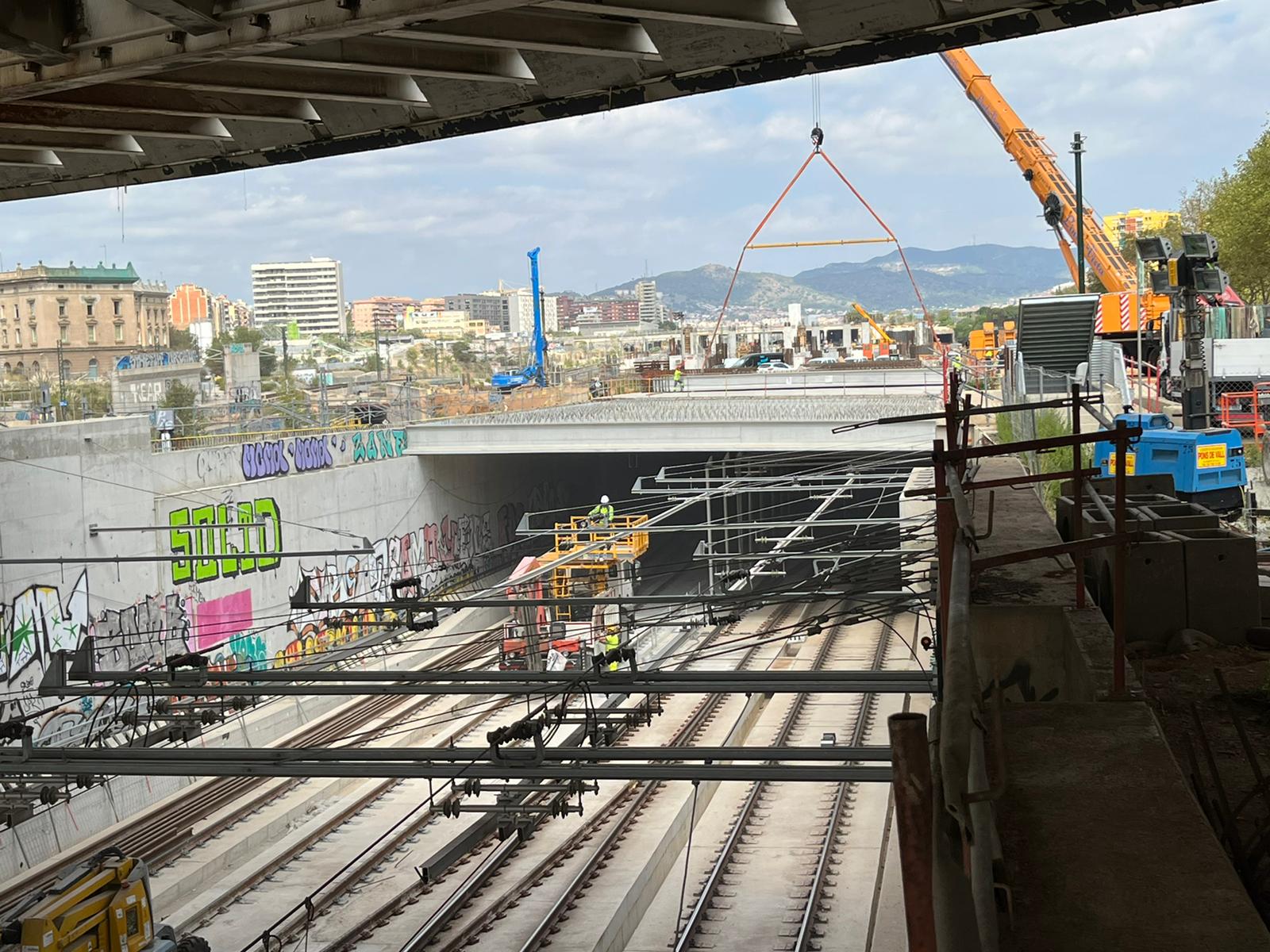 Octubre 2022. Estación de Sant Andreu. Cubrimiento de vías. Obras de la Operación La Sagrera-Sant Andreu. #TransformemRodalies