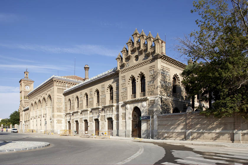 Façana monumental de l'edifici de l'estació de Toledo, obra de l'arquitecte Narciso Clavería