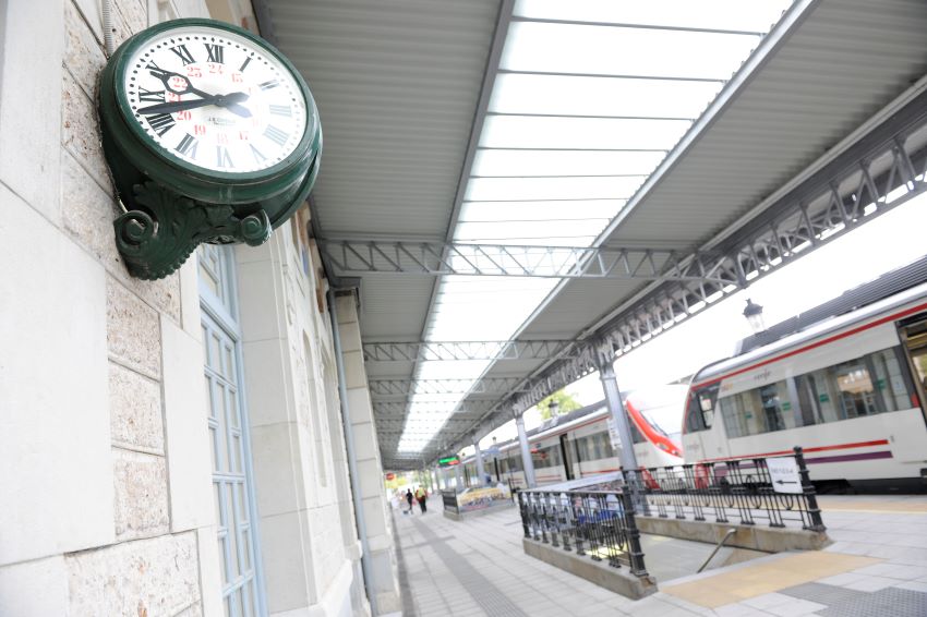 Aranjuez station: main platform clock