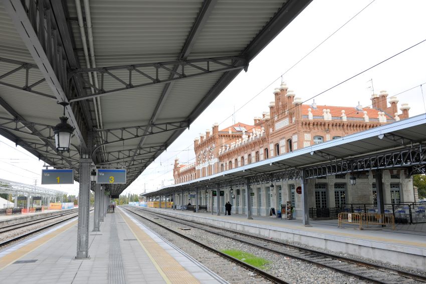 Façana de l'edifici de l'estació de ferrocarril d'Aranjuez, costat andanes