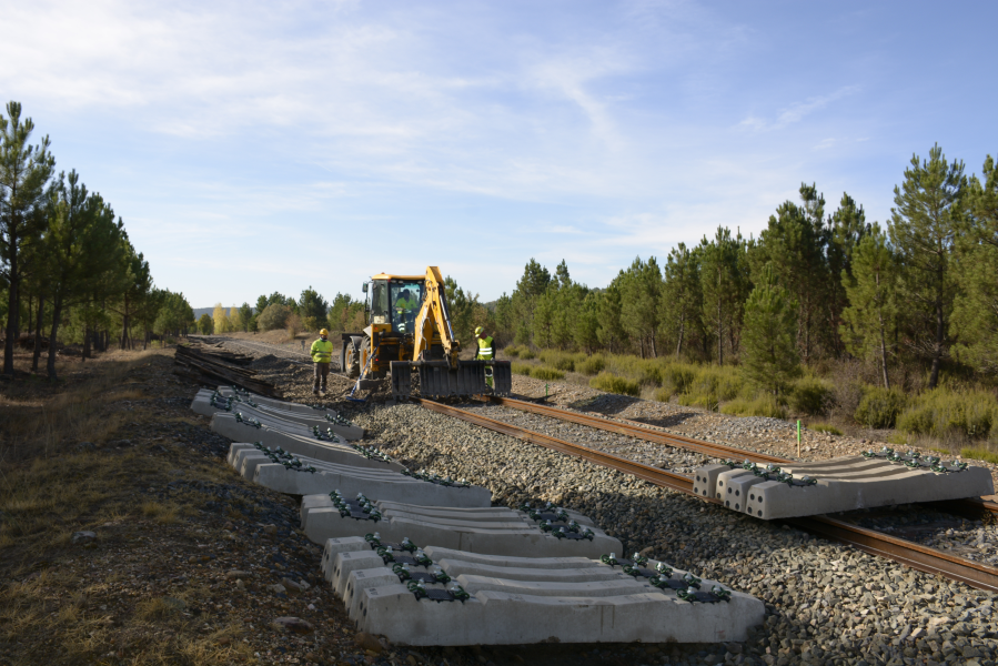 13/10/22. Obras de remodelación Línea Torralba - Soria. 5.000 toneladas de carril, 86.300 traviesas, 140.000 toneladas de balasto...