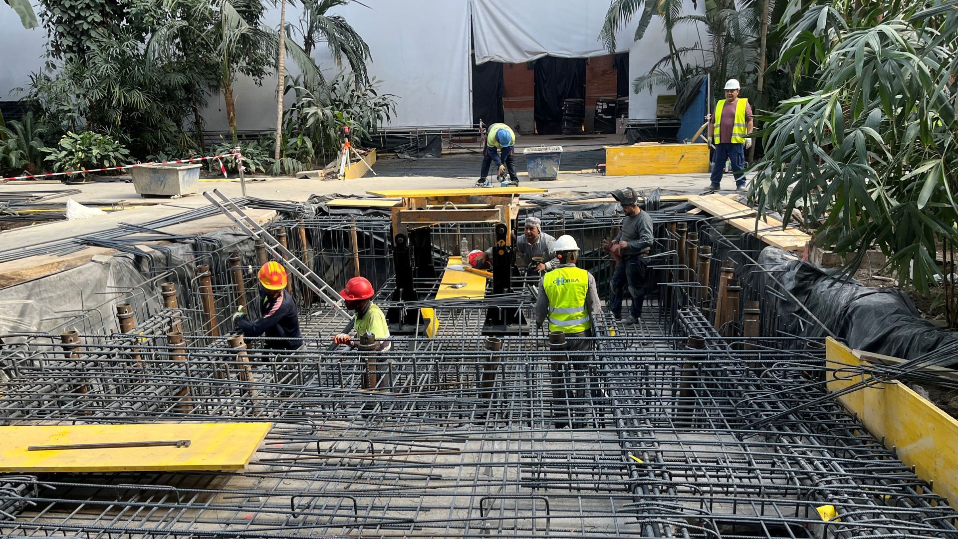 19.11.2025: Atocha encara la última fase de las obras de remodelación de su marquesina y los accesos. Vista Interior de los trabajos en el jardín tropical.