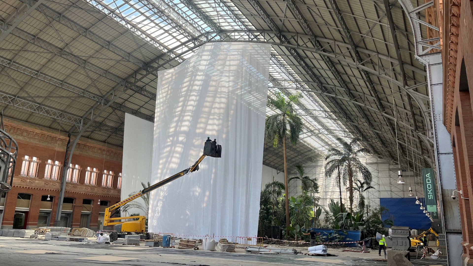19.11.2025: Atocha encara la última fase de las obras de remodelación de su marquesina y los accesos. Vista Interior de la marquesina diáfana.