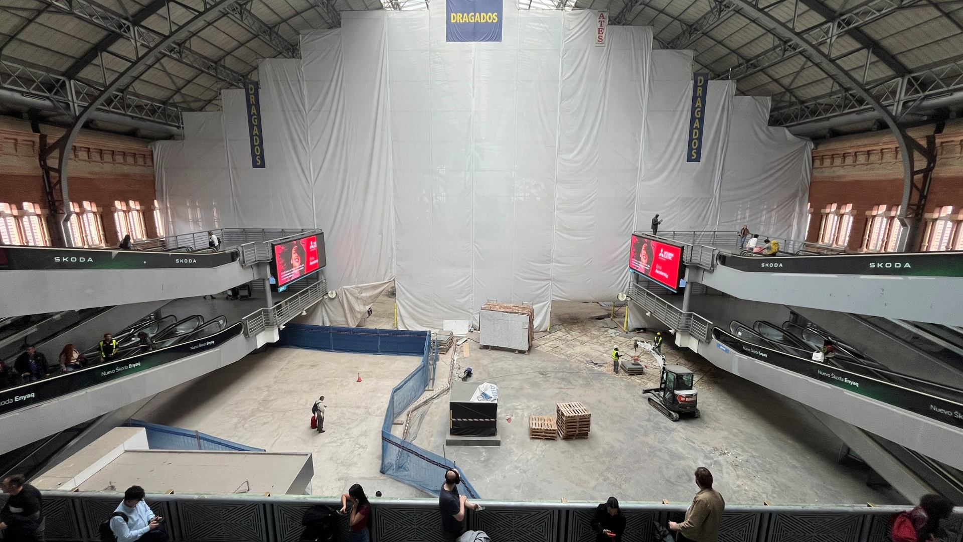 19.11.2025: Atocha encara la última fase de las obras de remodelación de su marquesina y los accesos. Vista de las rampas frente a la marquesina.