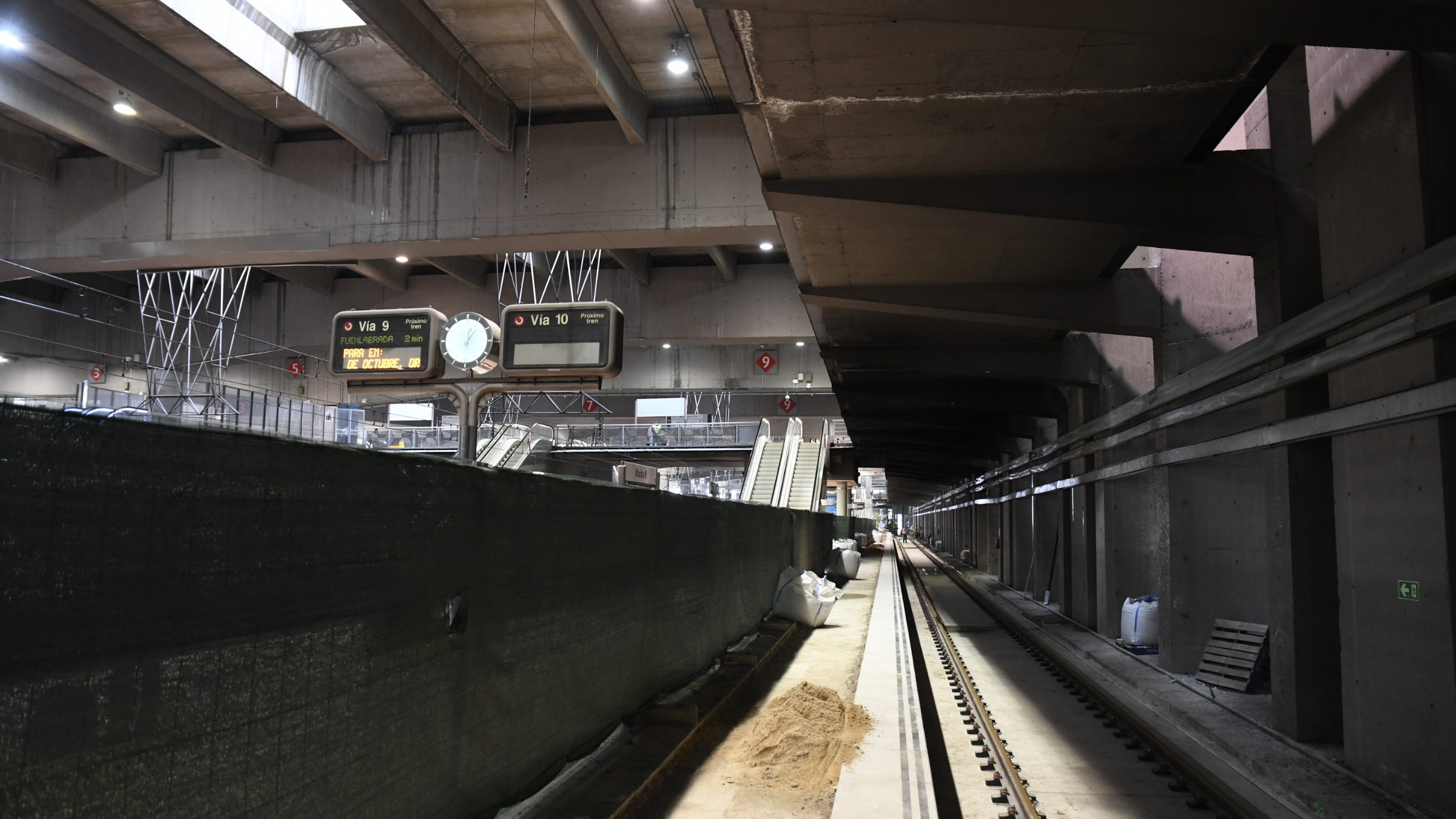 30.06.2025 Trabajos de reorganización de vías de Atocha Cercanías para aumentar su capacidad y mejorar su explotación.