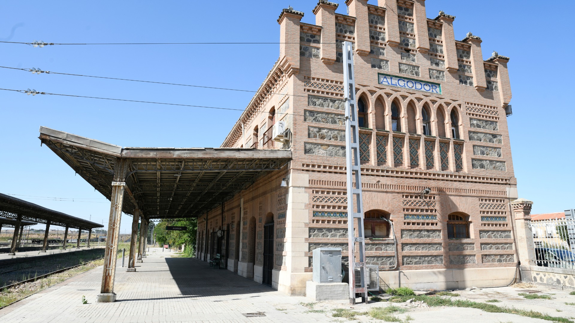 Algodor: imagen de la fachada lateral