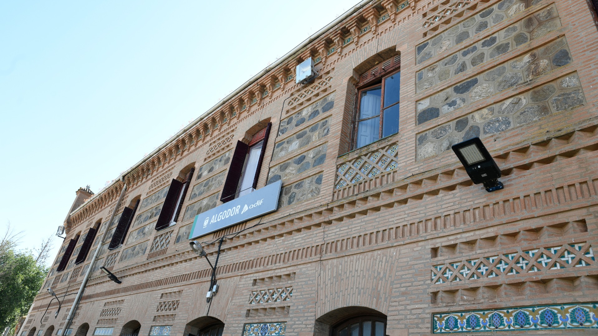 Algodor: imagen de la fachada principal