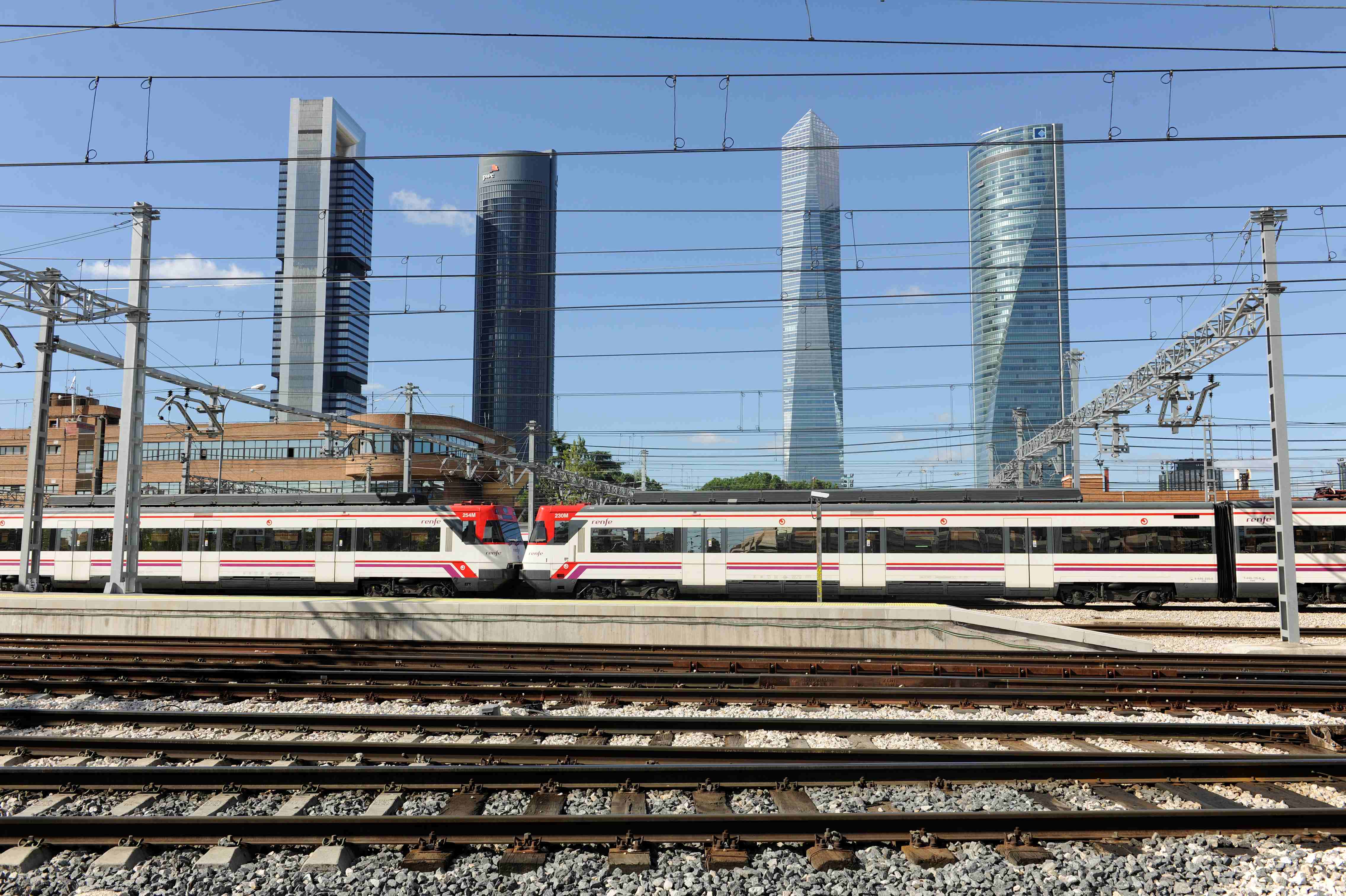 Andenes de Cercanías, con las Cuatro Torres al fondo.