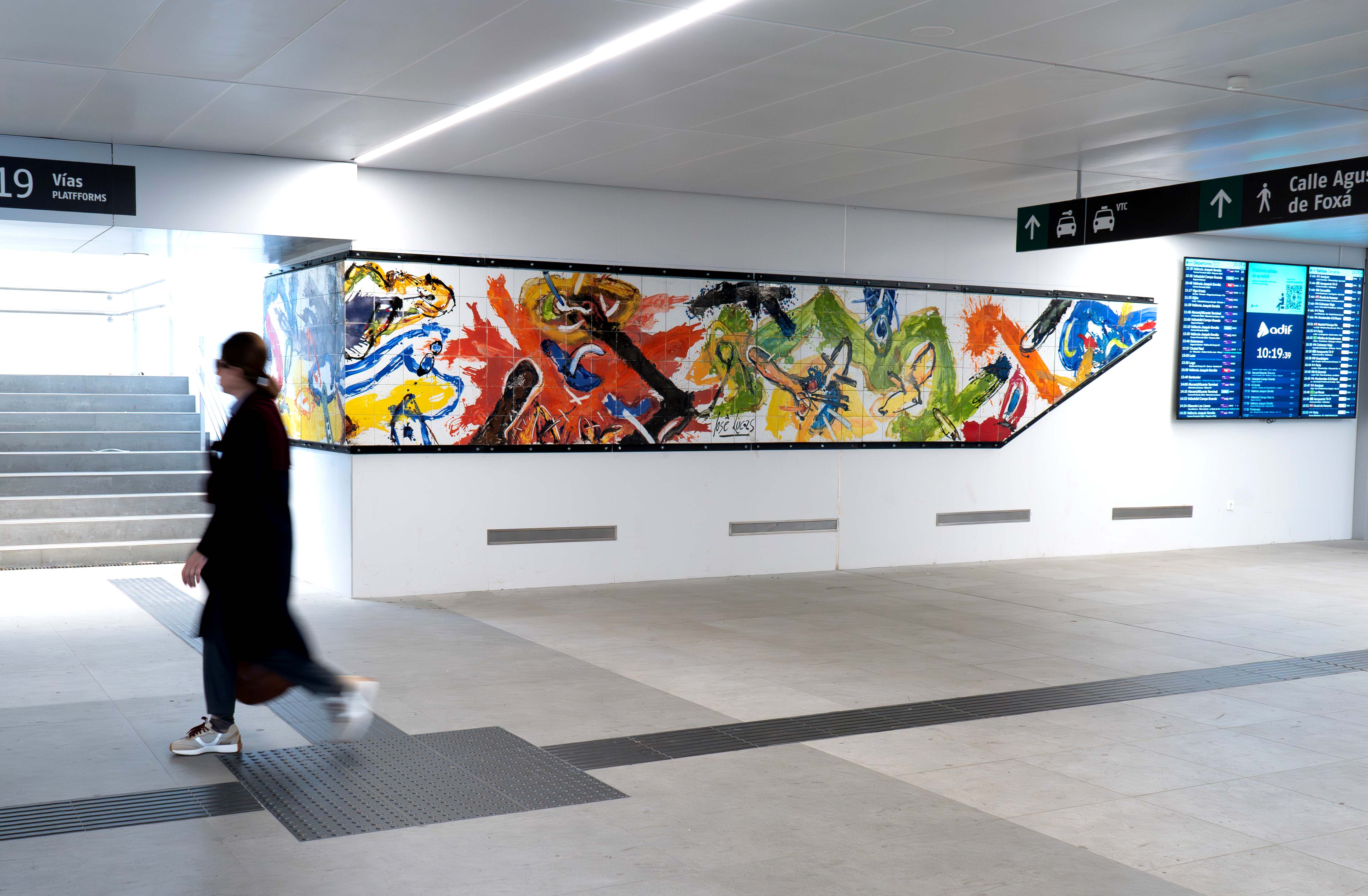 Pasillos bajo las vías y mural del artista José Lucas