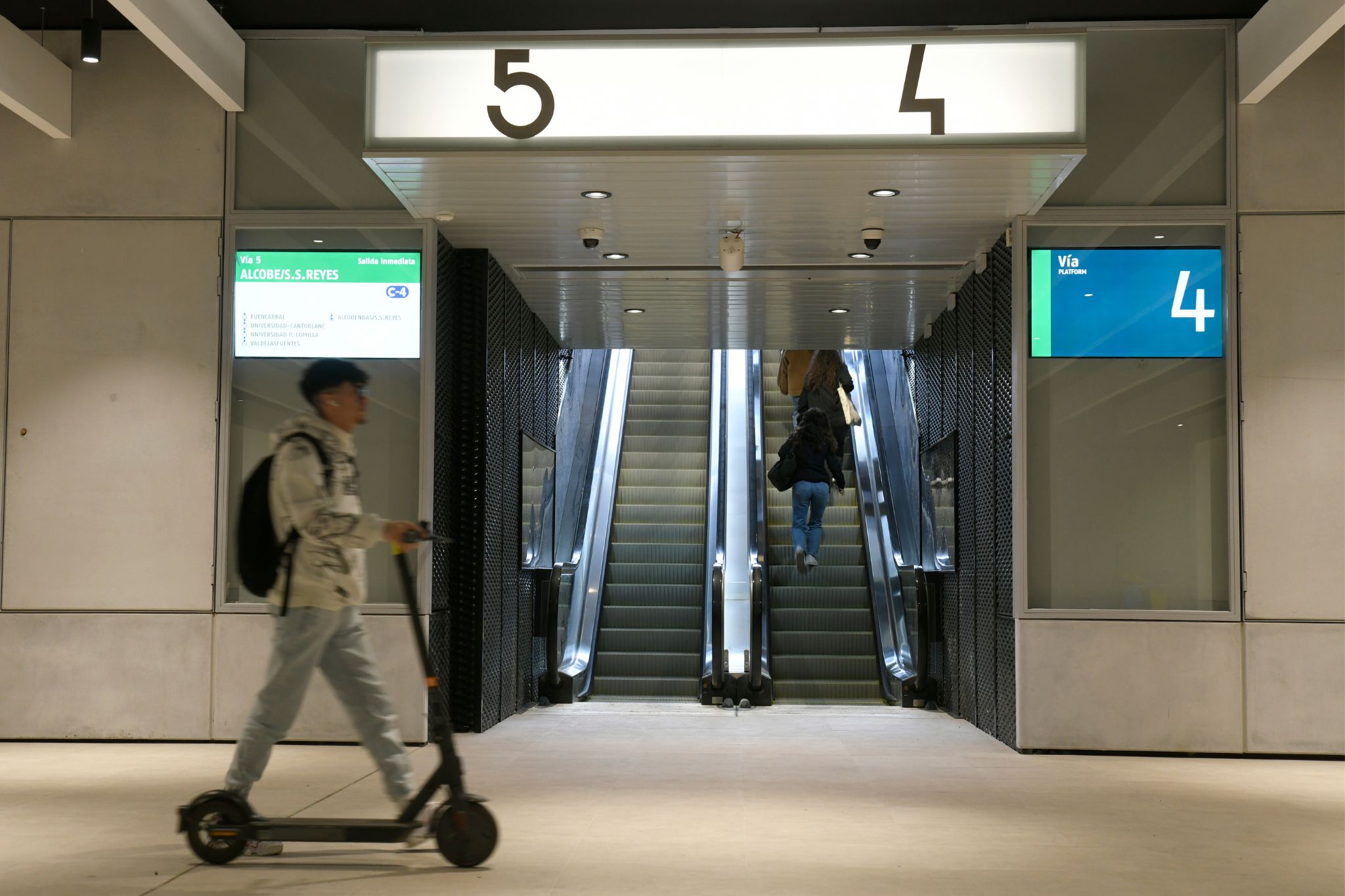 Pasillos y escaleras de la nueva zona de Cercanías