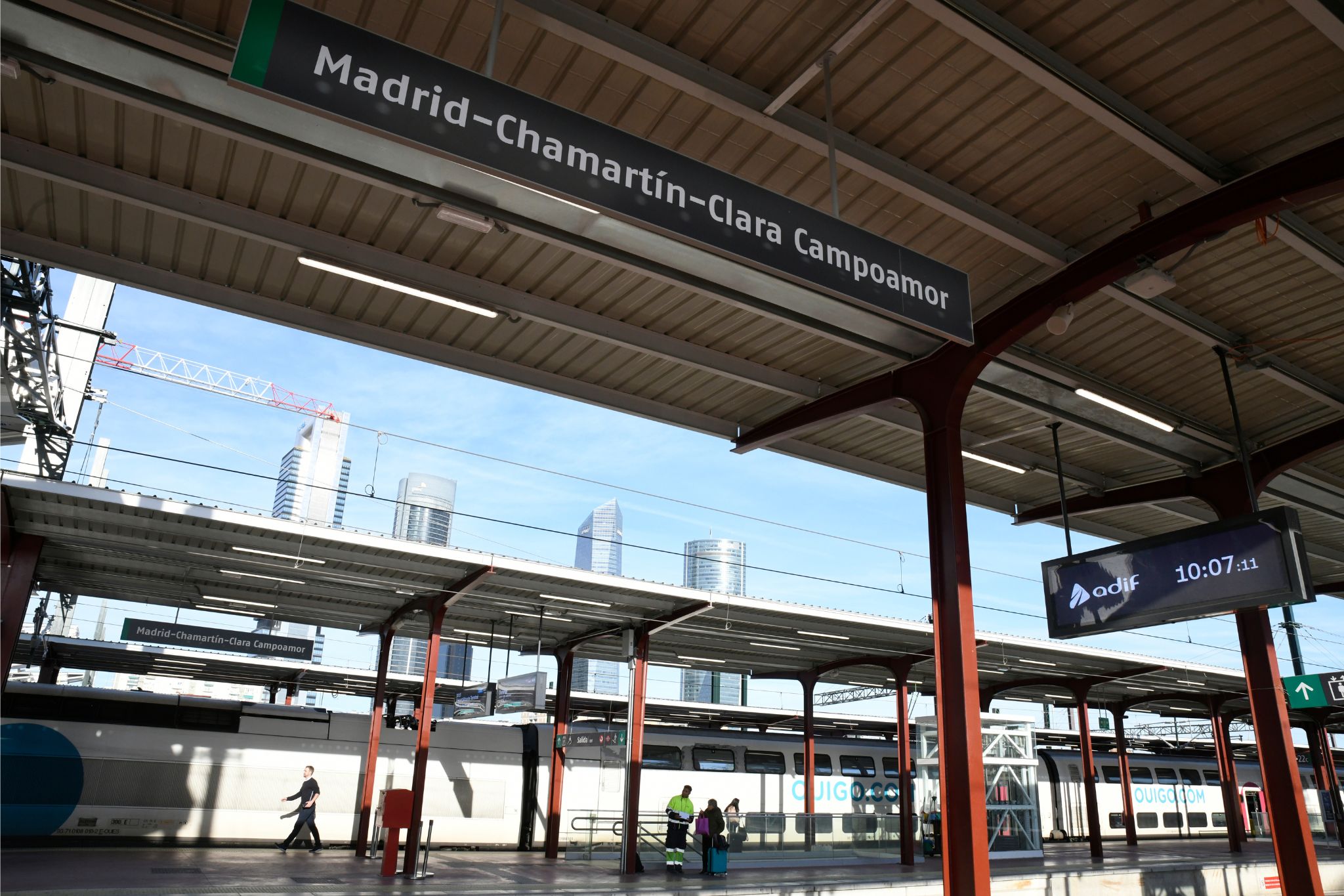 Andenes de la estación, con las Cuatro Torres de Madrid al fondo.