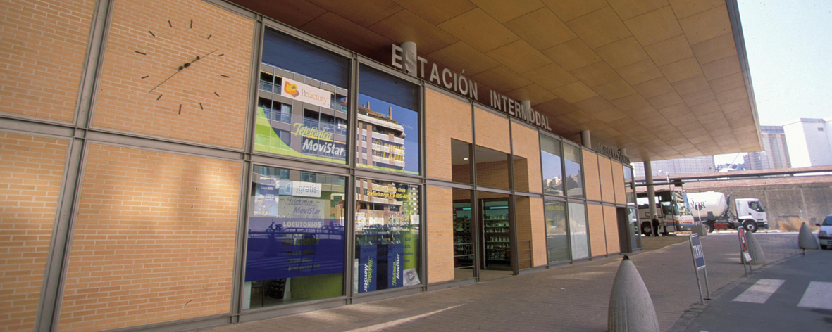 Entrada edificio viajeros