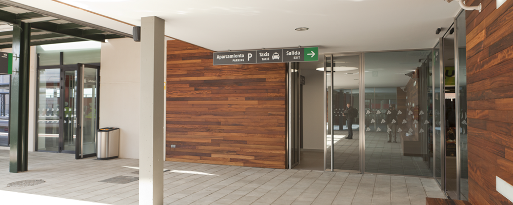 Entrada edificio viajeros