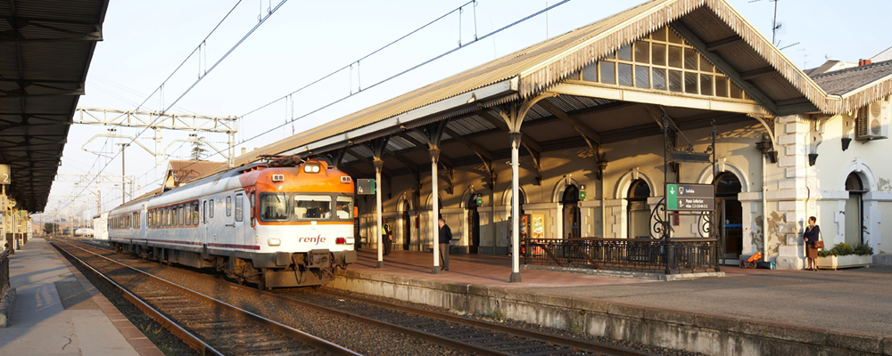 Vista andén con tren estacionado