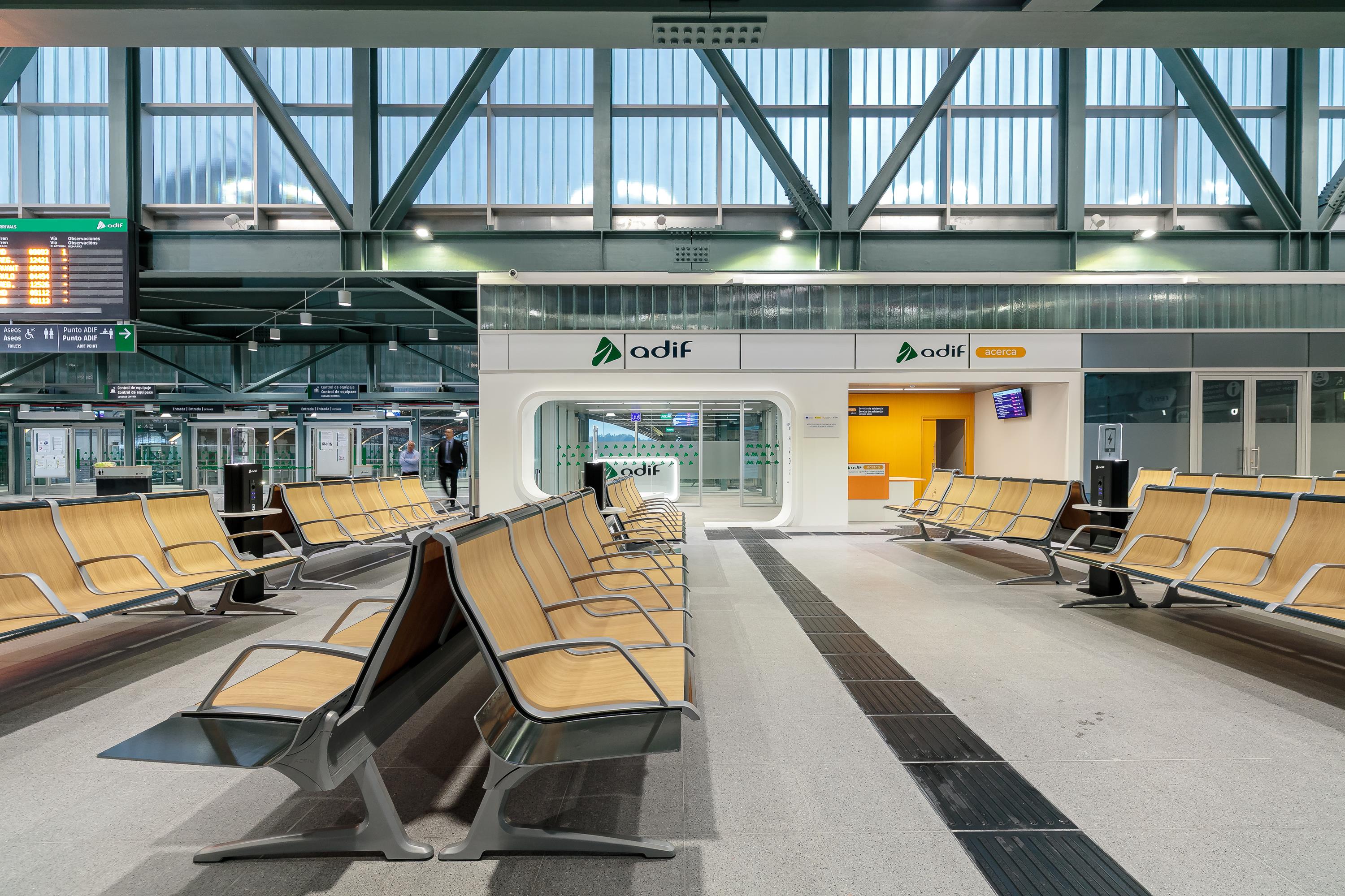 Zona de embarque y Espacio Adif de la estación de Santiago de Compostela - Daniel Castelao