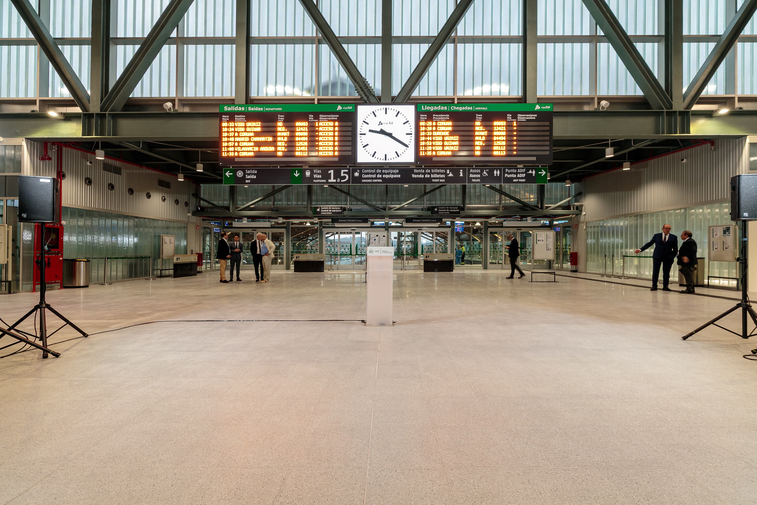 Vestíbulo de viajeros de la estación de Santiago de Compostela - Daniel Castelao.
