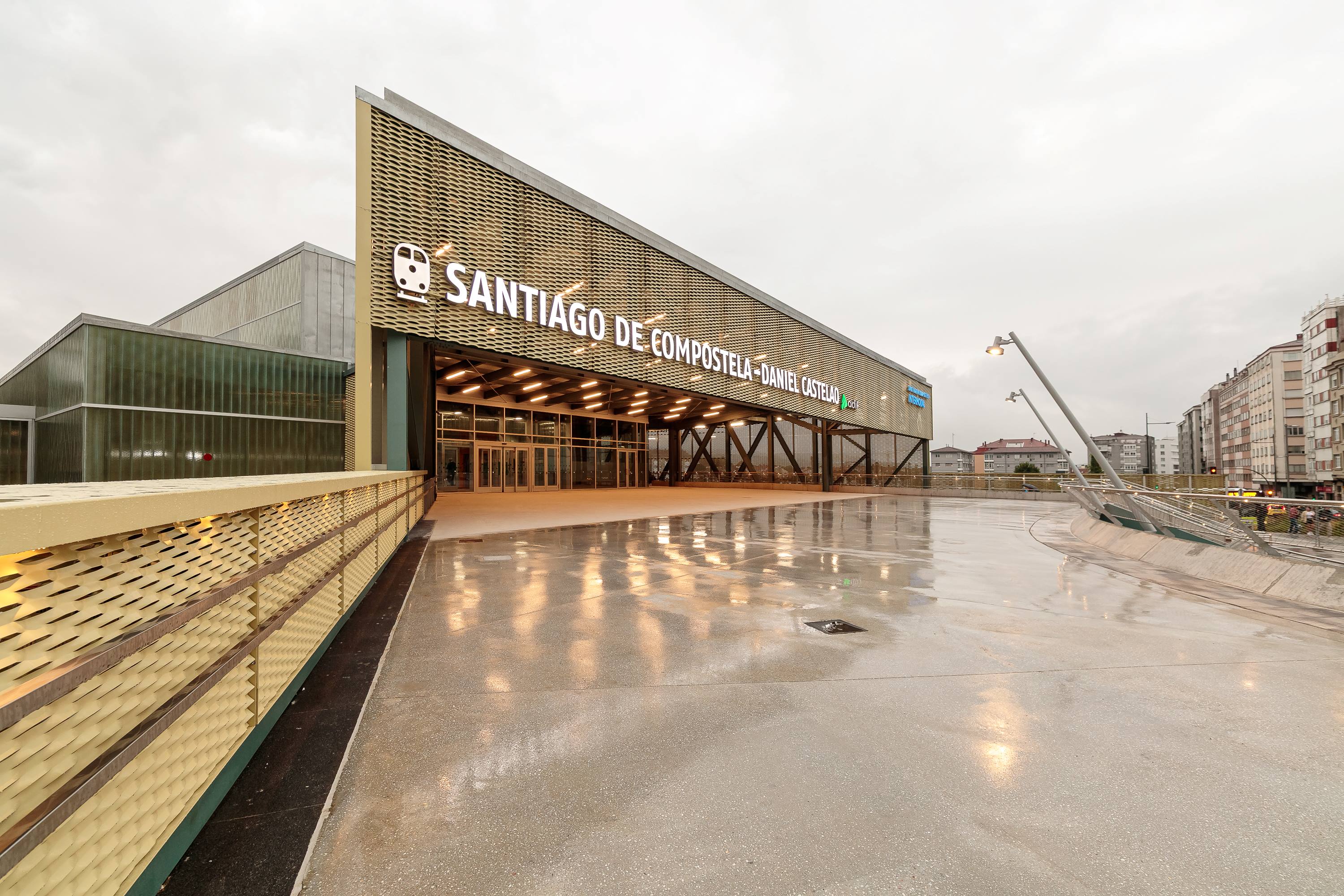 Plaza exterior de acceso a la estación de Santiago de Compostela - Daniel Castelao