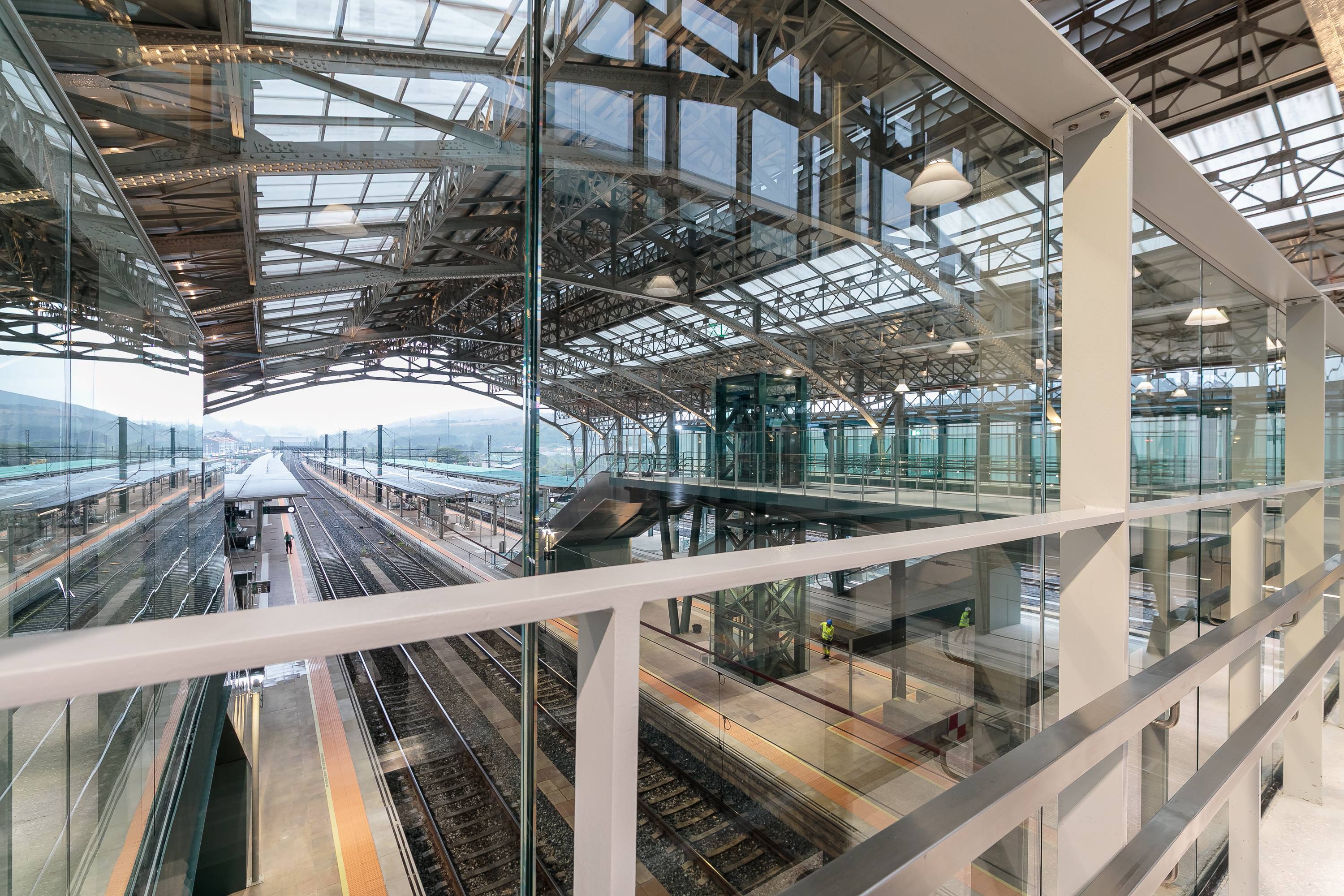 Vista de los andenes desde la cristalera superior de la estación de Santiago de Compostela - Daniel Castelao