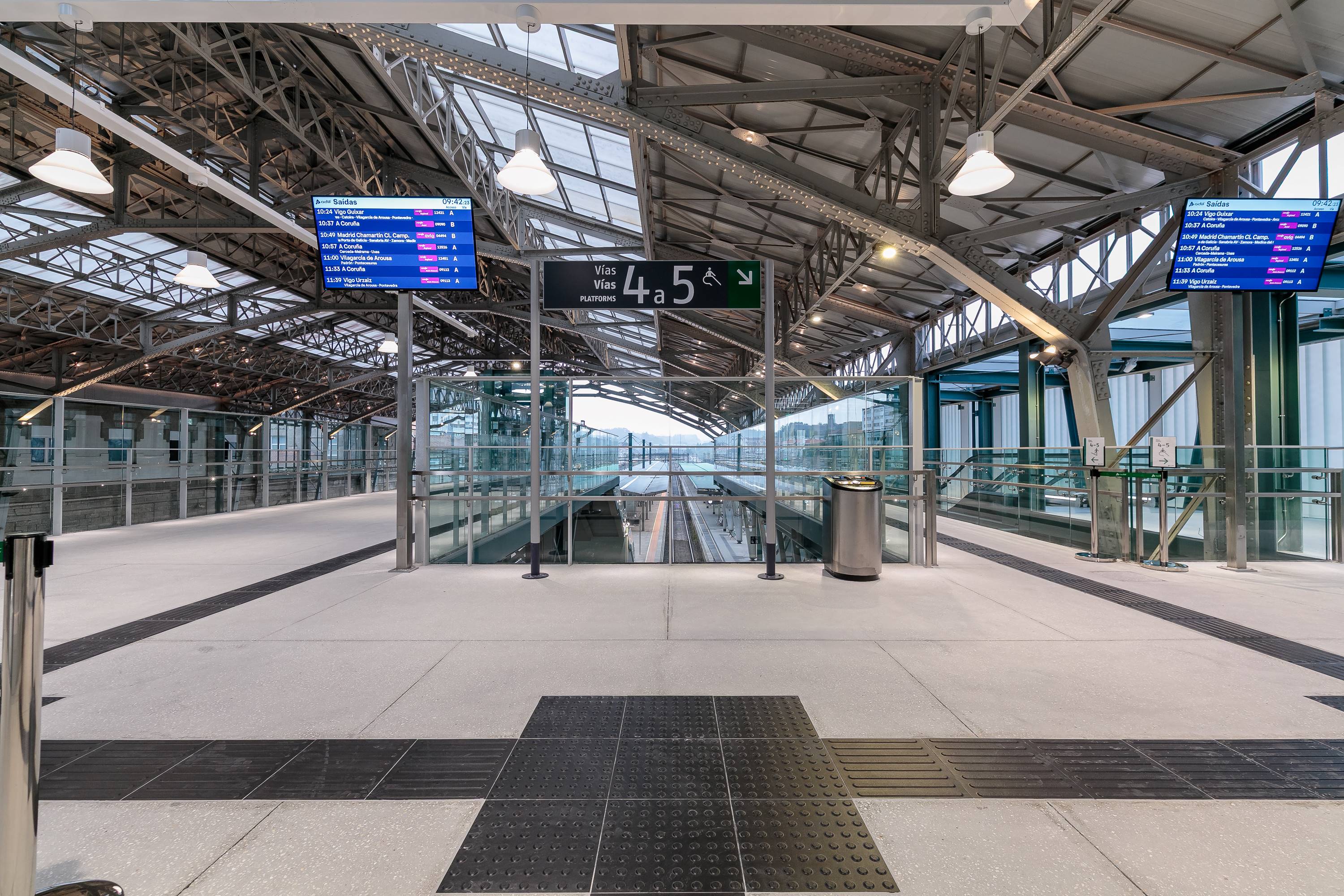 Zona de acceso a andenes de la estación de Santiago de Compostela - Daniel Castelao