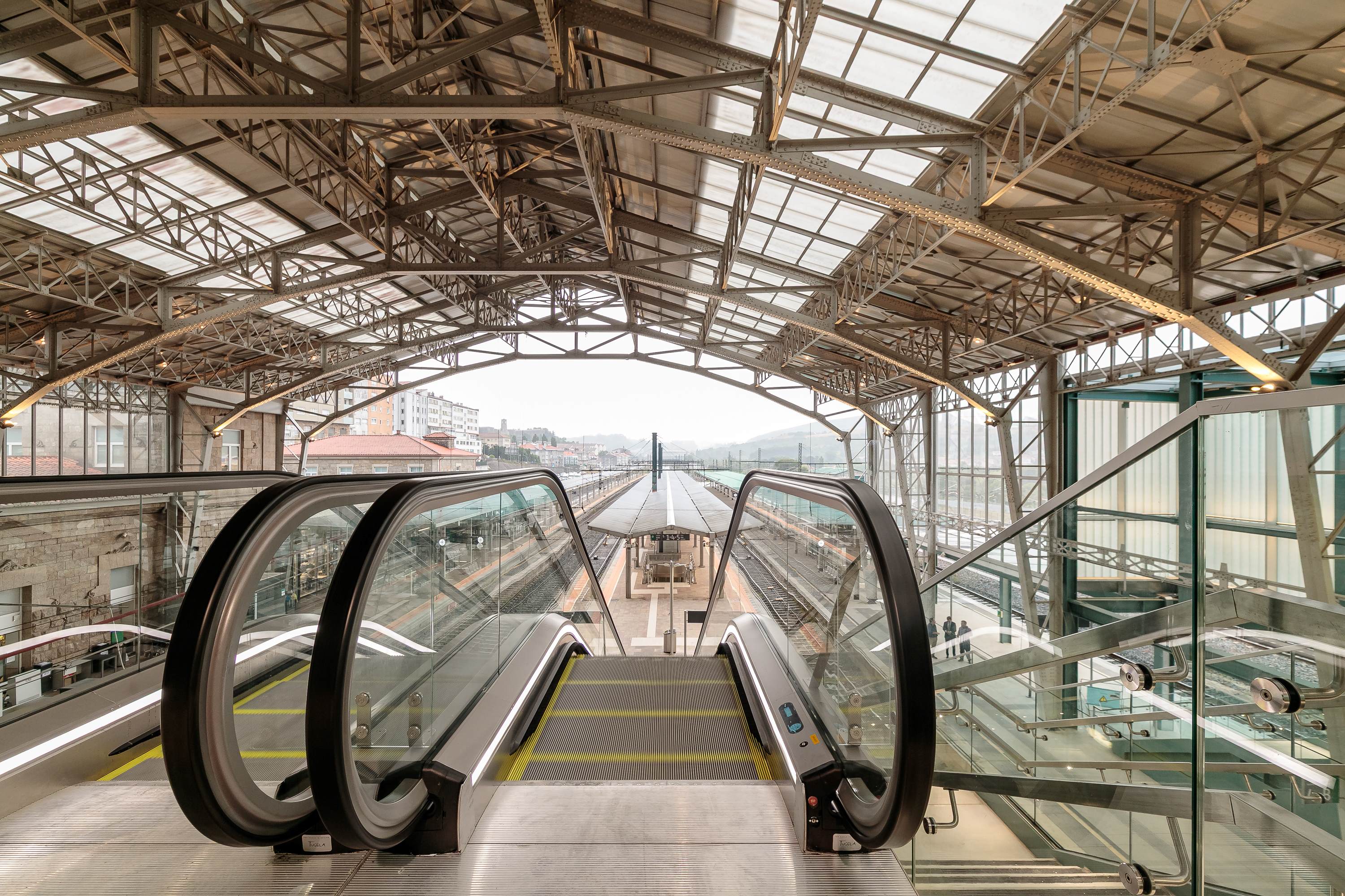Escaleras mecánicas de bajada a los andenes de la estación de Santiago de Compostela -  Daniel Castelao