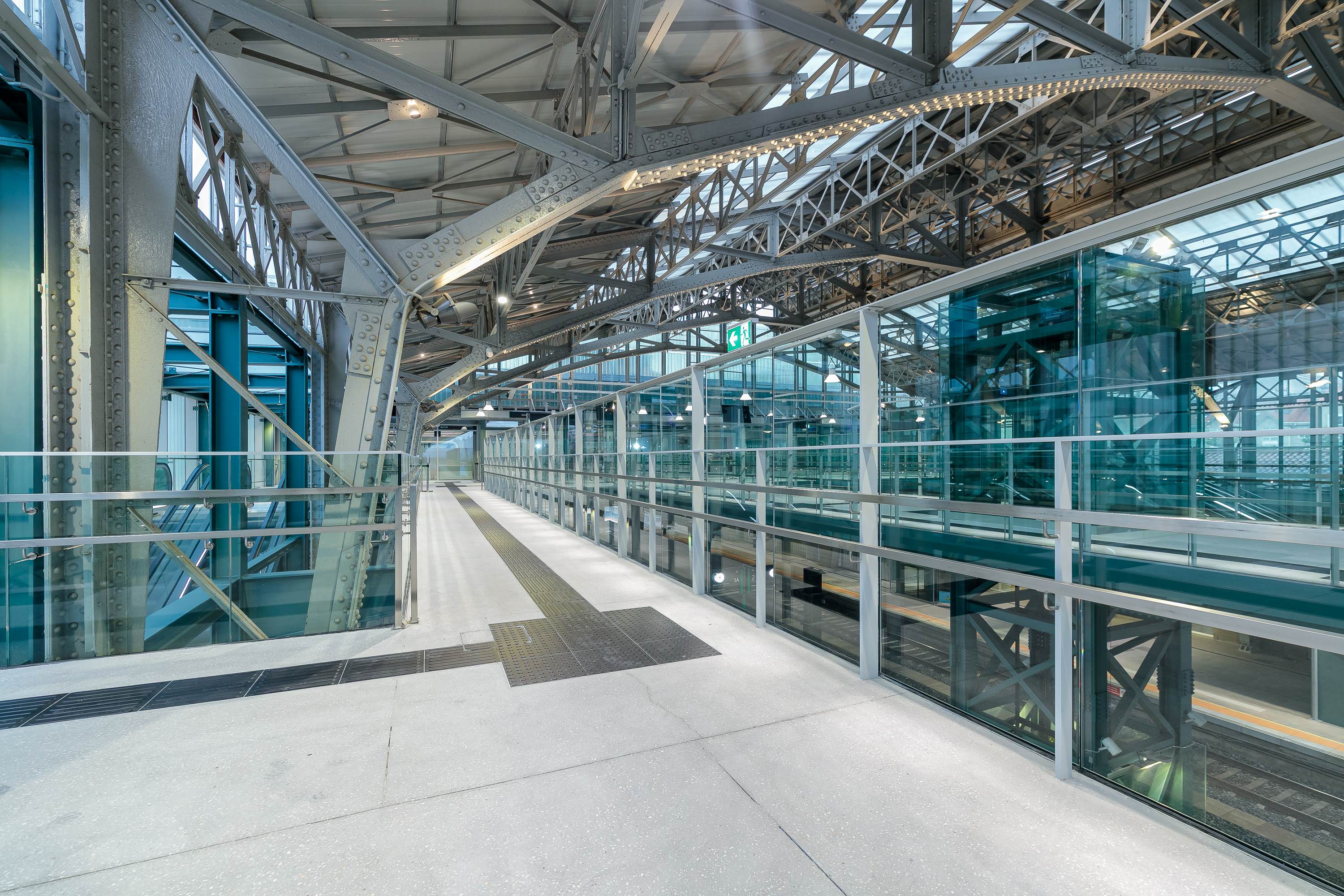 Pasillos superiores sobre los andenes de la estación de Santiago de Compostela - Daniel Castelao