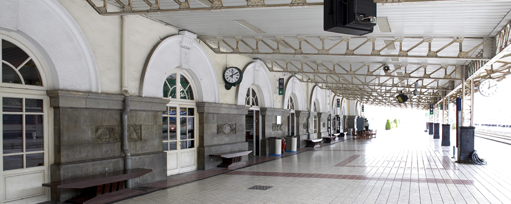 Fachada interior y vista de andenes.