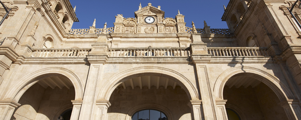 Detalle de la fachada principal con el reloj.