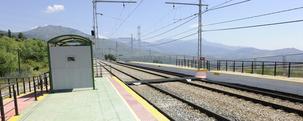 Detalle de andén con marquesina refugio de espera al tren.