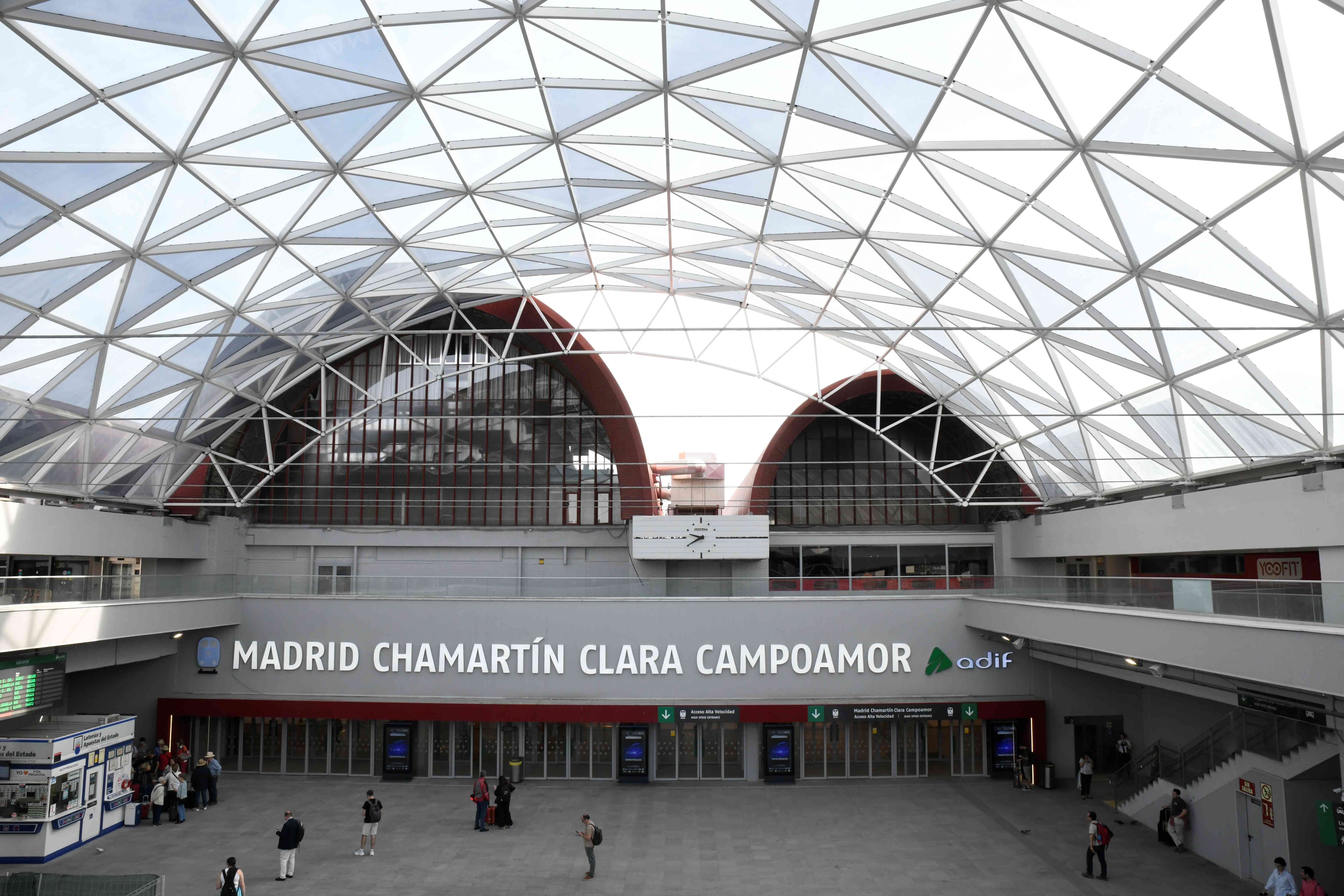Nuevo acceso principal de la estación de Madrid Chamartín Clara Campoamor con bóveda acristalada.