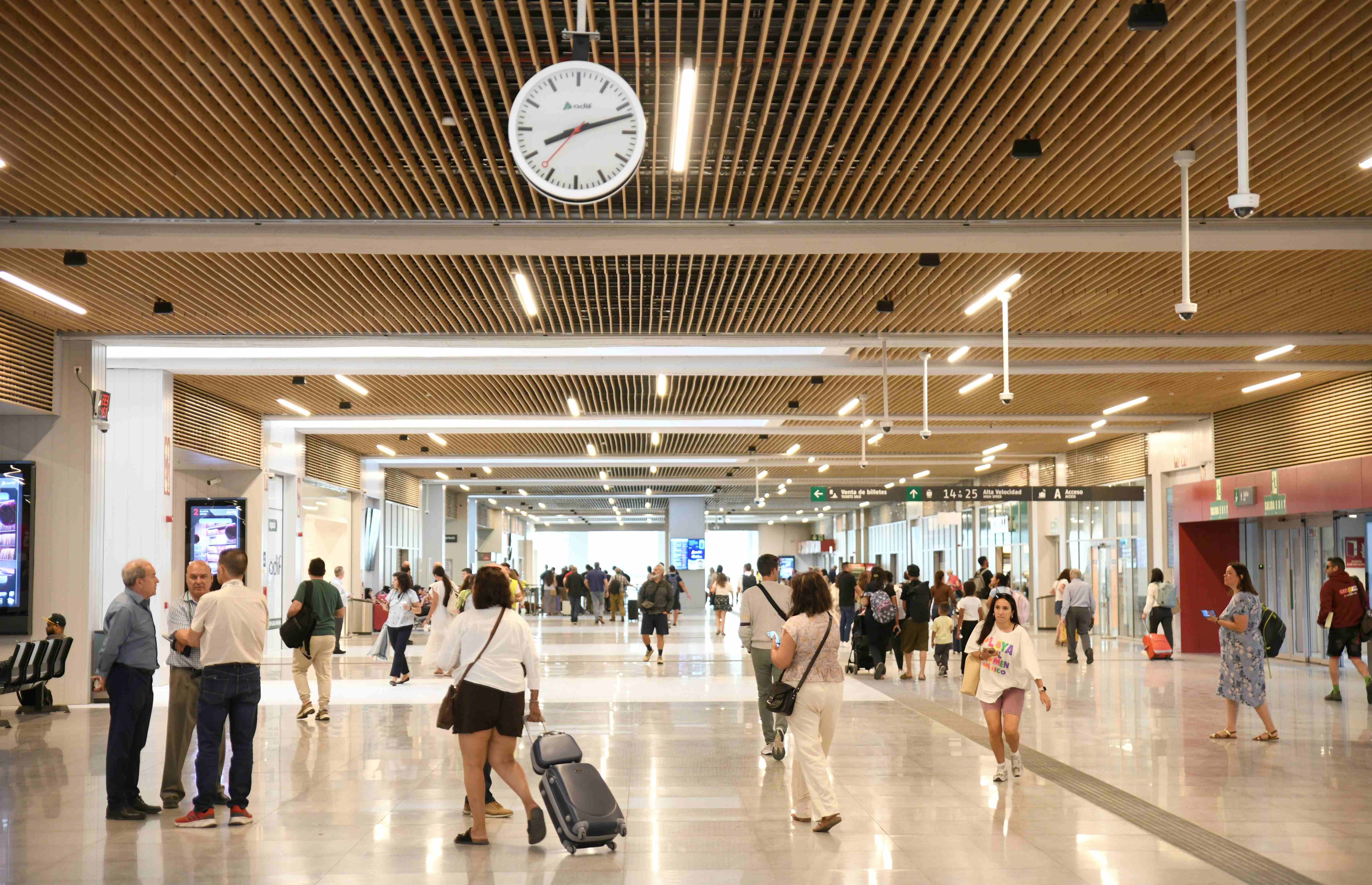 Vestíbulo central que distribuye el tránsito entre la zona de Cercanías y la sala de embarque de alta velocidad.