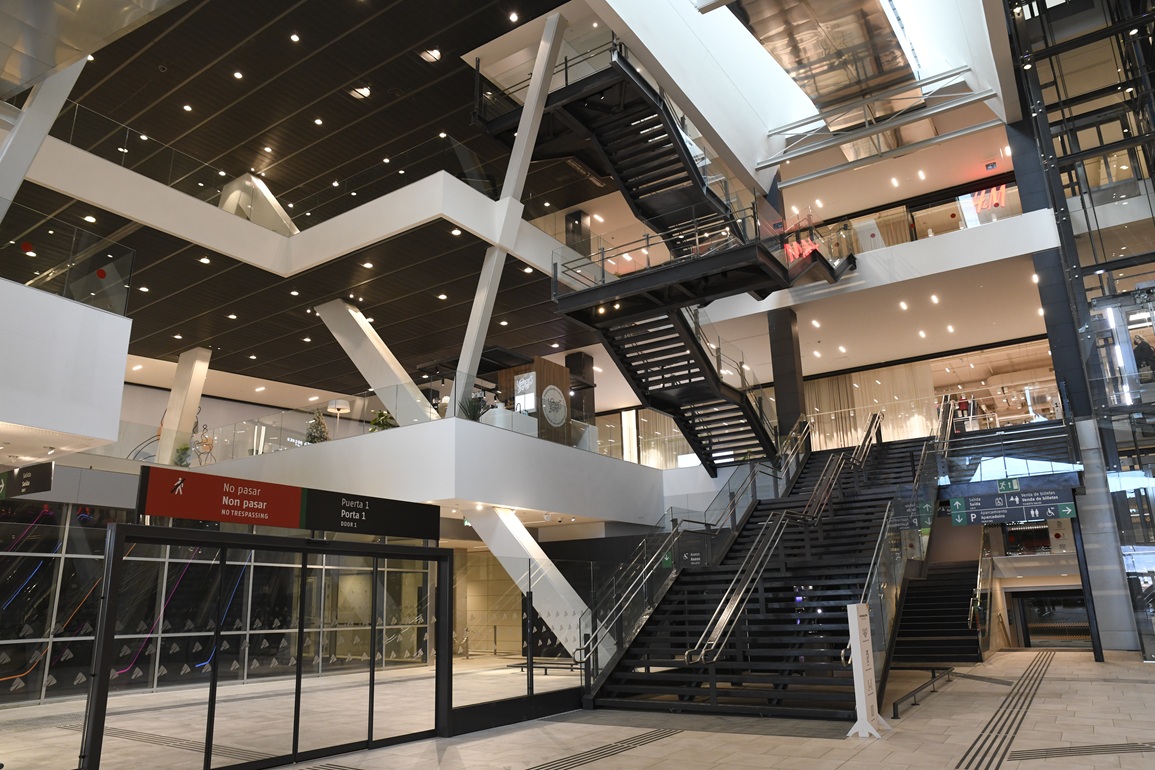 Adif ha recibido el premio de Estaciones Ferroviarias en la categoría Retail and Commercial Affairs, otorgado por la Unión Internacional de Ferrocarriles (UIC), por el proyecto de Vialia Vigo. Estos galardones, que buscan reconocer y promover iniciativas y proyectos de los gestores de estaciones ferroviarias, se han entregado en la sede central de la UIC, en París.