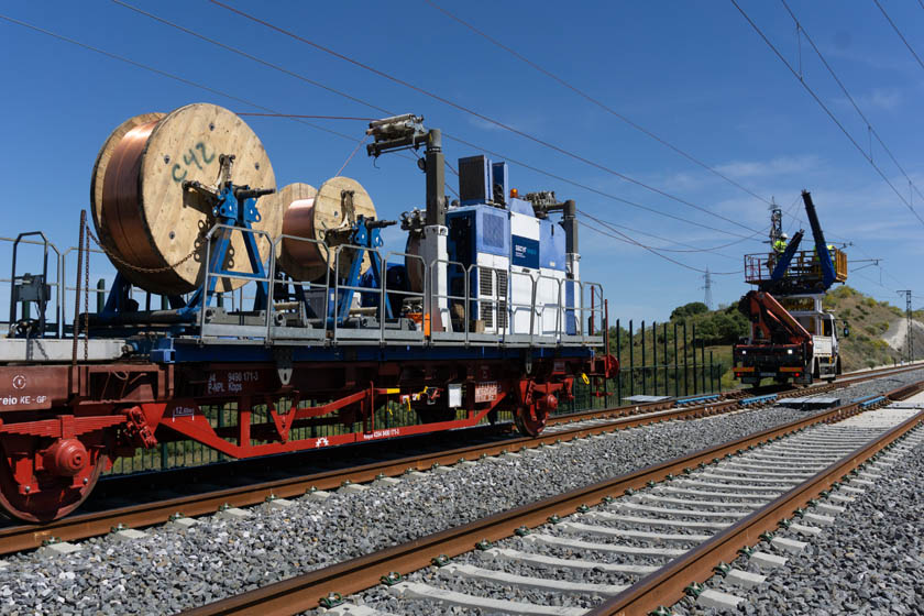Línea de Alta velocidad Madrid Extremadura, montaje de catenaria