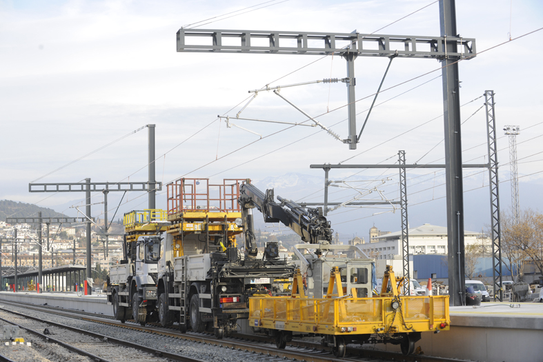 Trabajos en la catenaria en la estación de Granada. Maquinaria