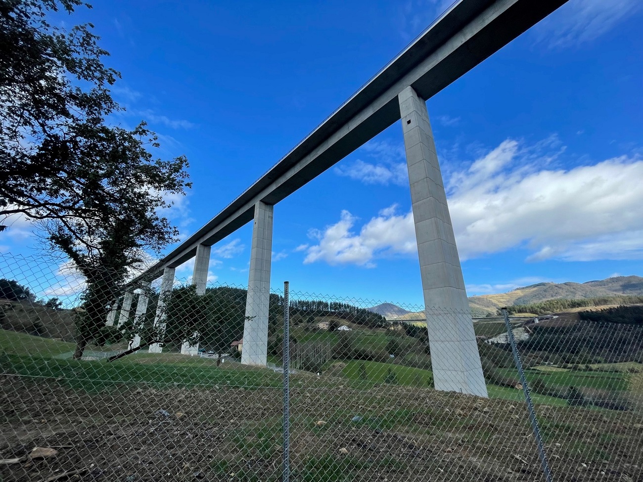Viaducto Kinatoi. Perteneciente al tramo Elorrio-Atxondo, está situado a unos 50 metros de la boca norte del túnel de Urdalaitz y cruza sobre el valle del mismo nombre y el barrio de Iguria, al sur de Elorrio. Con 880 metros, es el de mayor longitud del nudo de Bergara y el segundo de Bizkaia. Diciembre de 2023.