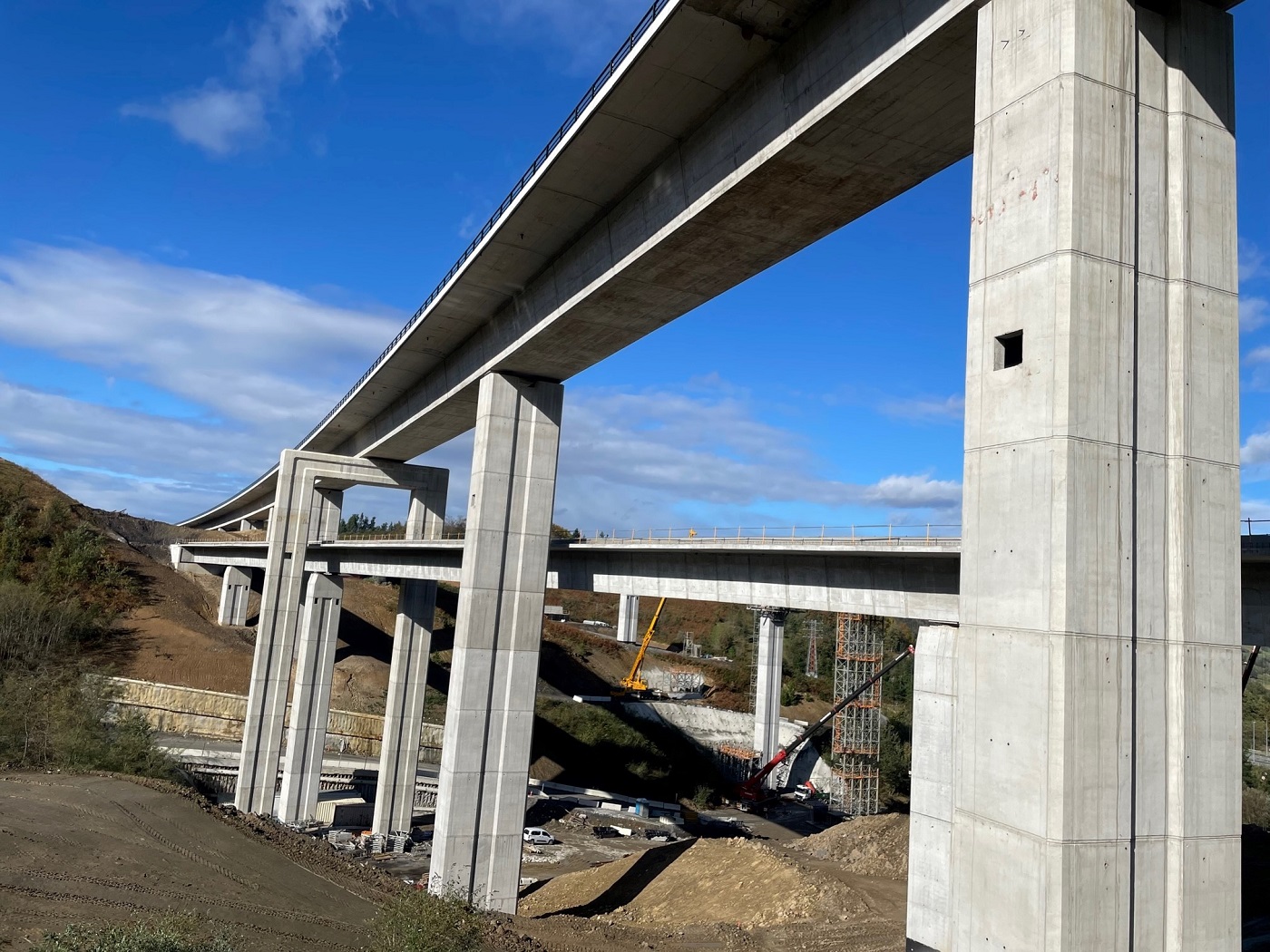 Viaducto de Zabaleta Larrazabal. La longitud del trazado en altura del nudo es sensiblemente inferior al subterráneo, aunque se acerca a los 4.000 metros. En los seis tramos del nudo se han construido o se construyen 14 viaductos para salvar el relieve y los cauces fluviales de la zona, localizándose sobre todo en la provincia de Bizkaia. Diciembre de 2023.