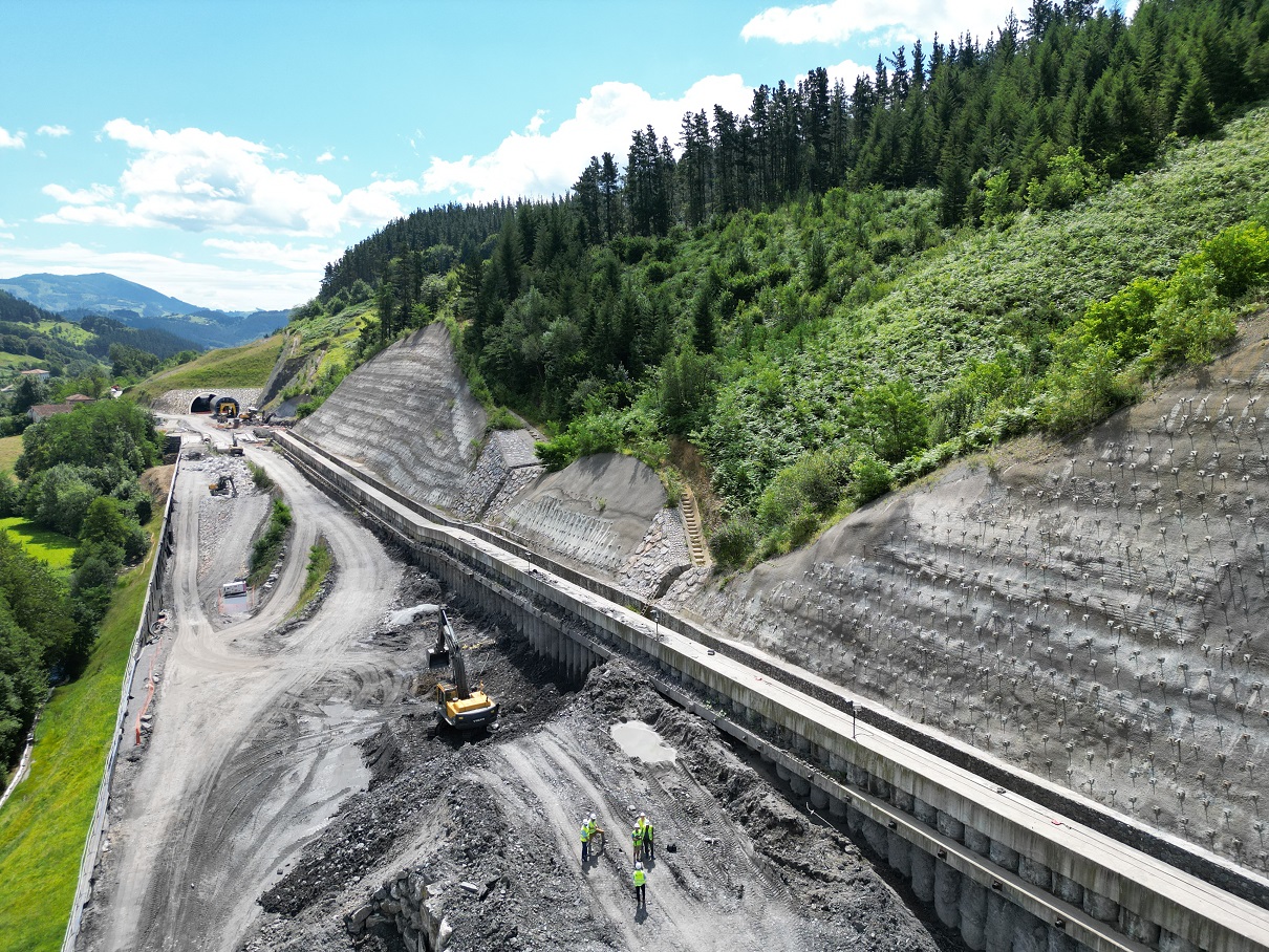 Túnel de Angiozar. Estructura singular, que incluye un túnel artificial de 200 metros de longitud y tres bocas para la salida a la superficie de los túneles de Udalaitz Este, Udalaitz Oeste y Kortazar en dirección Bergara. Su ejecución ha sido un reto técnico por ser común a los tres tubos, por el escaso espacio existente entre los hastiales de los túneles y por desarrollarse en una zona con escasa cobertera que, además, está atravesada por una falla geológica. Julio de 2024.