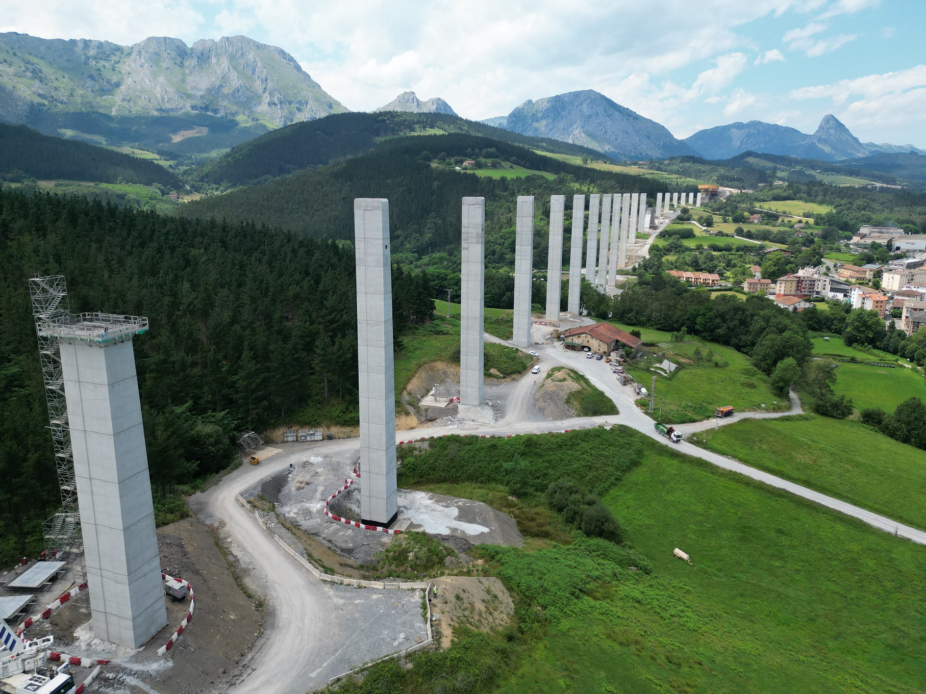 Obras en el viaducto de Arrazola, uno de los viaductos más largos de la línea con 1.755 m. de longitud. Julio de 2024.