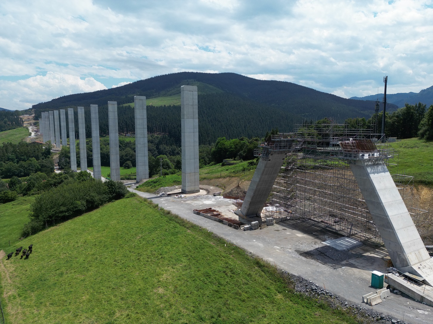 Obras en el viaducto de Arrazola, uno de los viaductos más largos de la línea con 1.755 m. de longitud. Julio de 2024.