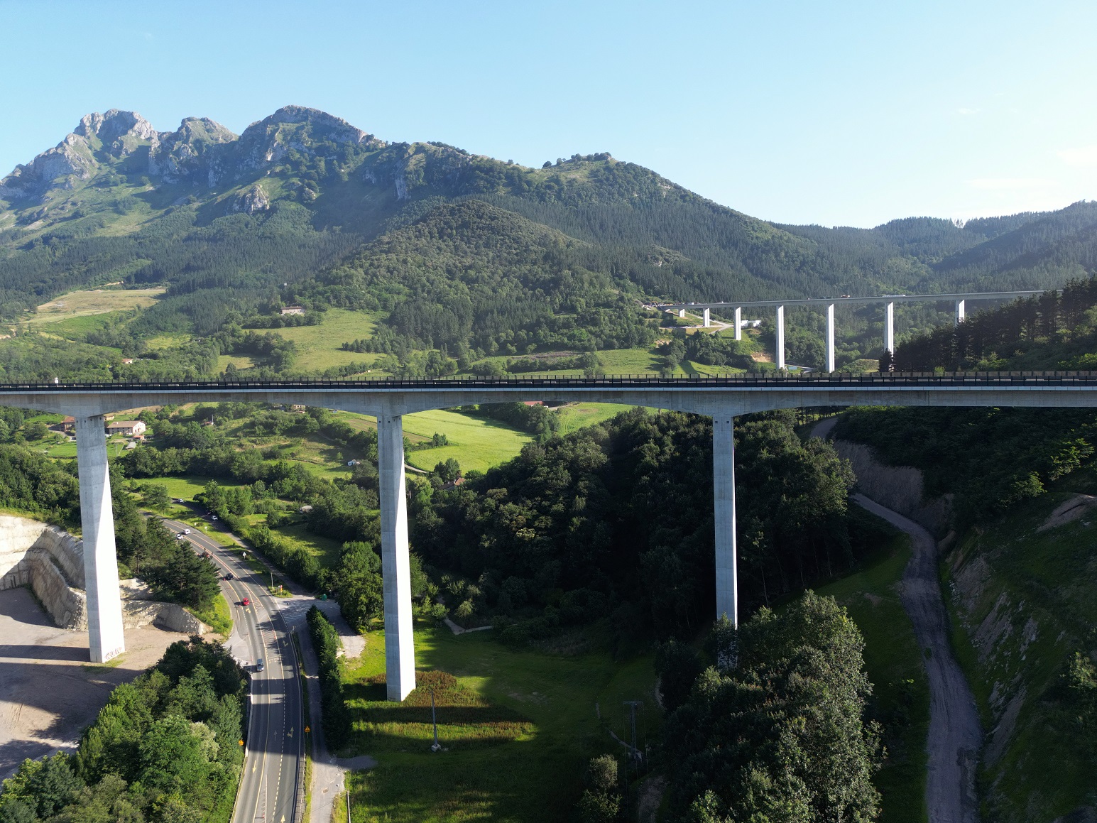 Viaducto de Goikoa. La longitud del trazado en altura del nudo es sensiblemente inferior al subterráneo, aunque se acerca a los 4.000 metros. En los seis tramos del nudo se han construido o se construyen 14 viaductos para salvar el relieve y los cauces fluviales de la zona, localizándose sobre todo en la provincia de Bizkaia.  Julio de 2024.