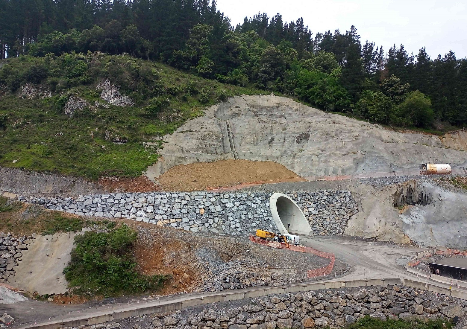 Karraskain Oeste Emboquille Norte. El trazado del nudo es mayoritariamente subterráneo. Los tres lados del triángulo están formados principalmente por cuatro grandes túneles, pero también Otros de menor longitud son los túneles de Karraskain Oeste (543 m), Karraskain Este (448 m), Karraskain (437 m) y Zumelegi (279 m).  Mayo de 2023.