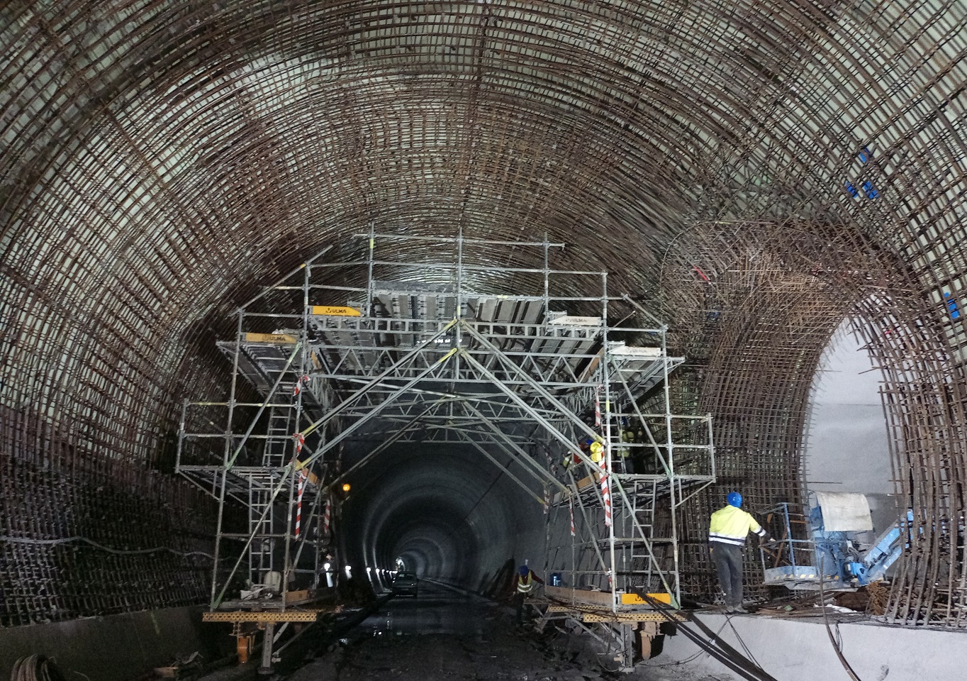 Udalaitz Este: Bóveda. Montaje de la armadura puesta. En total, el proyecto del nudo lo componen 15,3 kilómetros de túneles de vía única y 7,1 kilómetros de túneles de vía doble. Los principales son los denominados Udalaitz Oeste y Udalaitz Este, con cerca de 7.000 metros de longitud cada uno, y Kortazar y Udalaitz, con más de 3.000 metros. Junio de 2023.