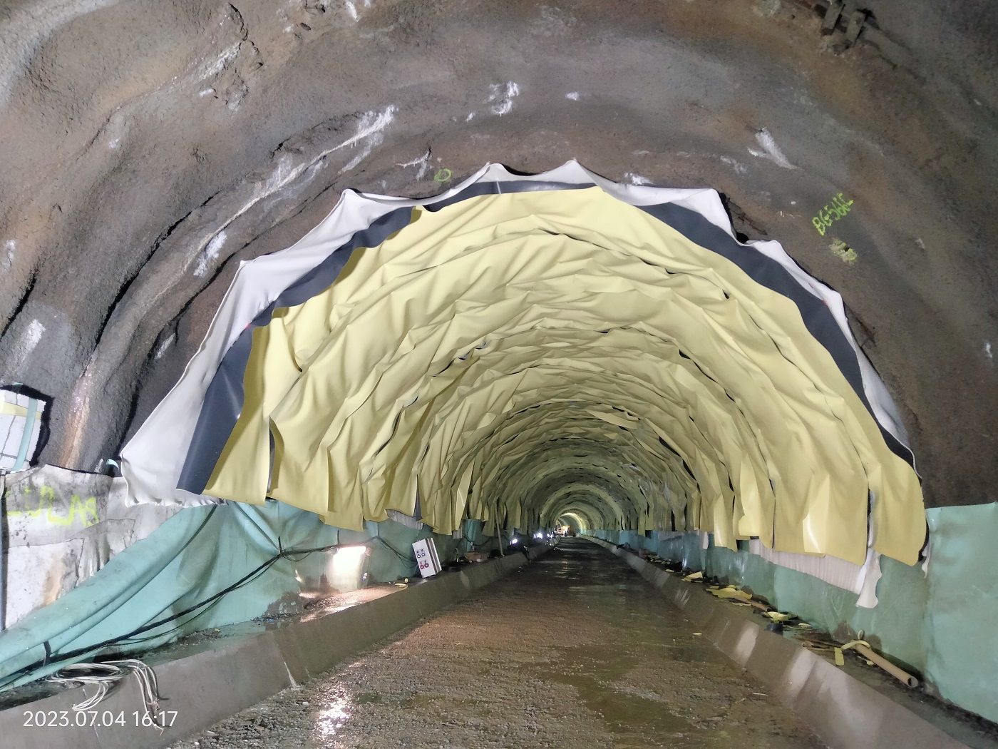 Impermeabilizacion de la galería de evacuación. El trazado del nudo es mayoritariamente subterráneo. Los tres lados del triángulo están formados principalmente por cuatro grandes túneles y otros túneles menores, a los que hay que sumar 22 galerías de evacuación construidas entre los distintos tubos.