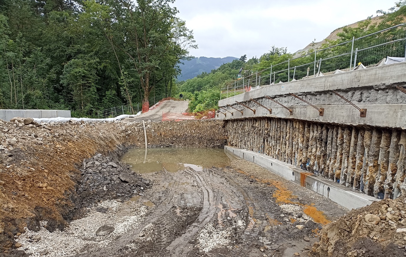 Pantalla de micropilotes. La cimentación es mixta, con zapatas y micropilotes.