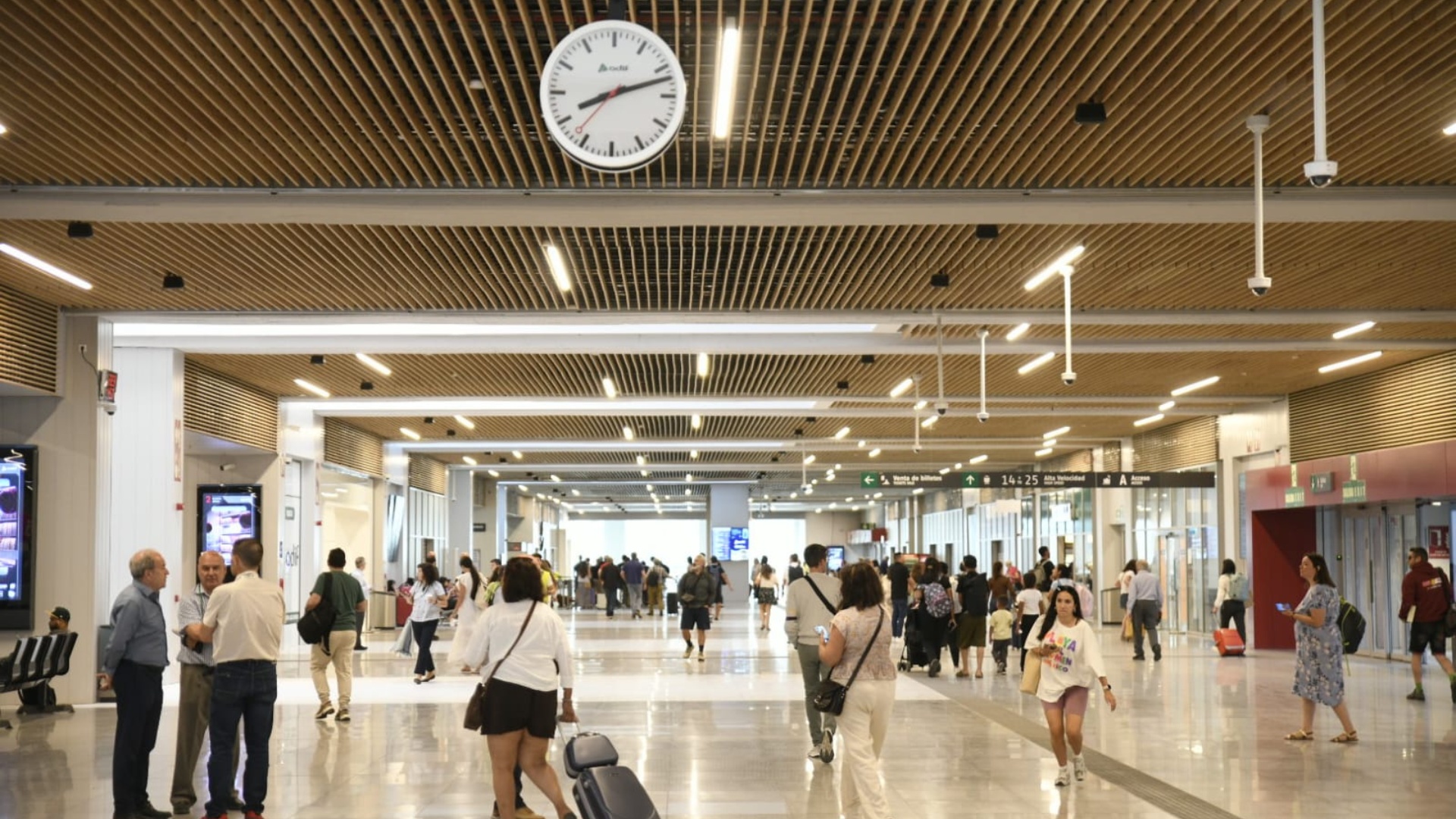 02.06.2025: Puesta en servicio del nuevo vestíbulo central de la estación de Madrid-Chamartín-Clara Campoamor, una infraestructura moderna diseñada para mejorar la conectividad y el flujo de viajeros
